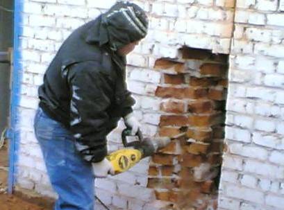 Демонтаж кирпичных стен при помощи перфоратора